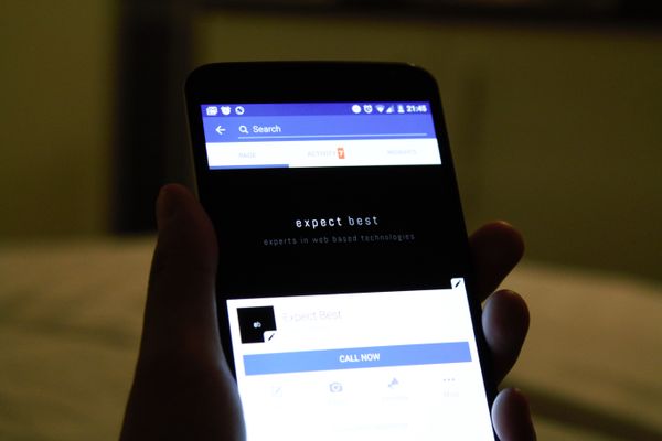 スマートフォンを手に持ちメッセージを確認している様子