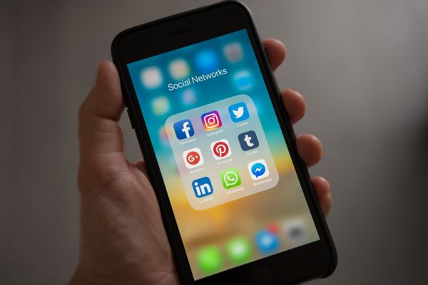 スマートフォンの画面に並ぶSNSアプリのアイコン